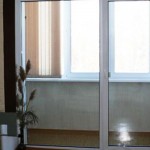 Раздвижные стеклянные двери на балкон: как увеличить пространство