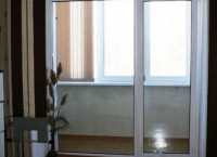 Раздвижные стеклянные двери на балкон: как увеличить пространство