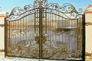 Пять преимуществ кованых ворот и заборов